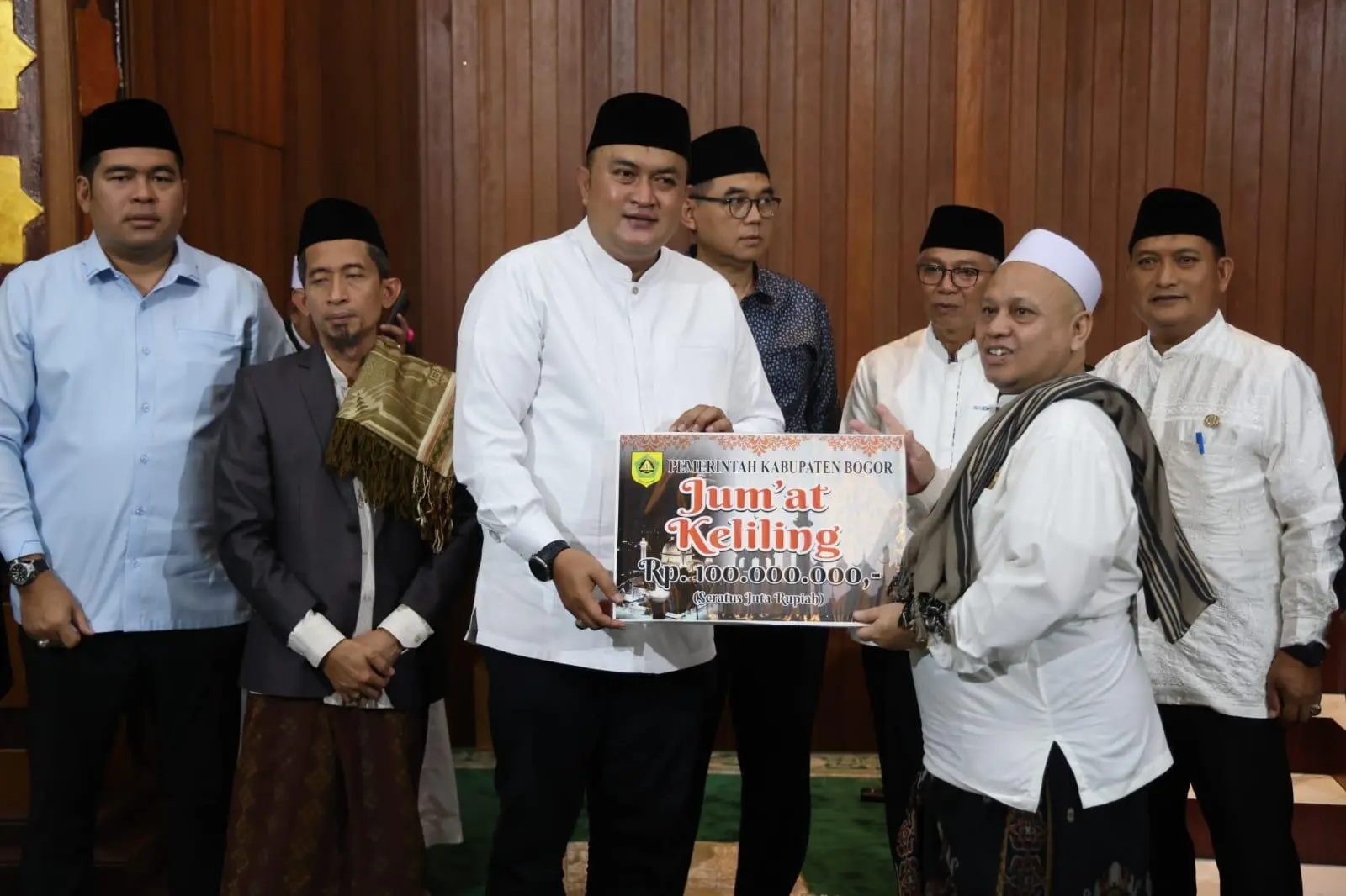 Bupati Bogor Salurkan 100 Juta ke Setiap Masjid Besar di Seluruh Kecamatan