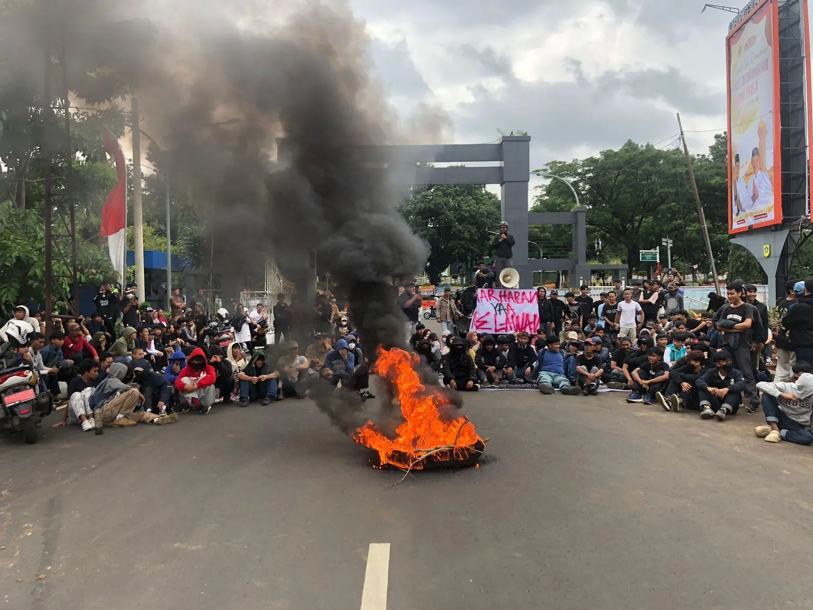 Aksi Ratusan Massa Resolusi Mahasiswa Bogor Diwarnai Bakar Ban, Tuntut Batalkan Pokir Pengadaan Videotron Rp 100 Miliar 