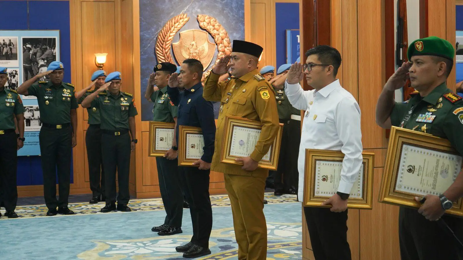 Bupati Bogor Terima Penghargaan Sebagai Warga Kehormatan Paspampres