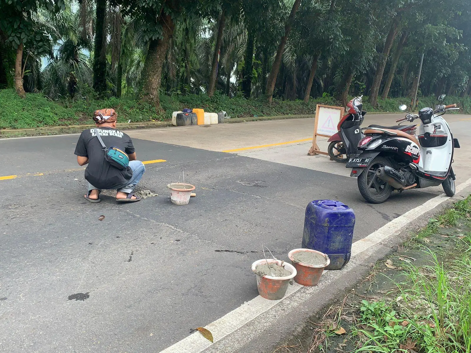 Sejumlah Pemuda Bogor Barat Tambal Lubang di Ruas Jalan Nasinal Jasinga Cigudeg