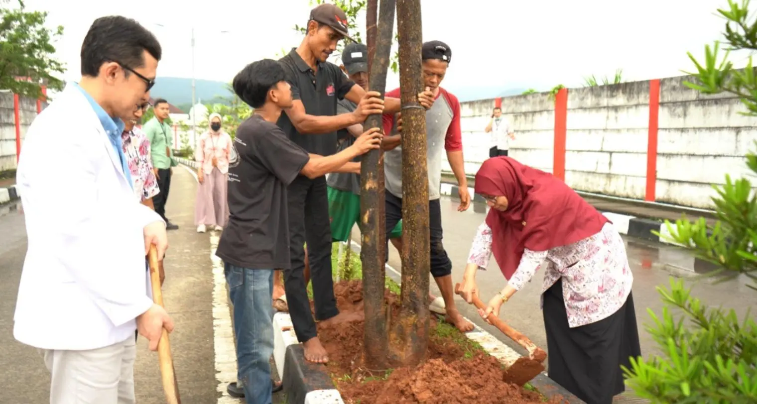 RSUD R Moh Noh Nur Tanam 13 Pohon, Tandai Hut ke 15 Dengan Semangat Penghijauan