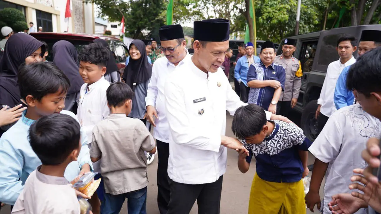 Jaro Ade Salurkan Bantuan 100 Juta untuk Renovasi Masjid Besar Kecamatan Cileungsi