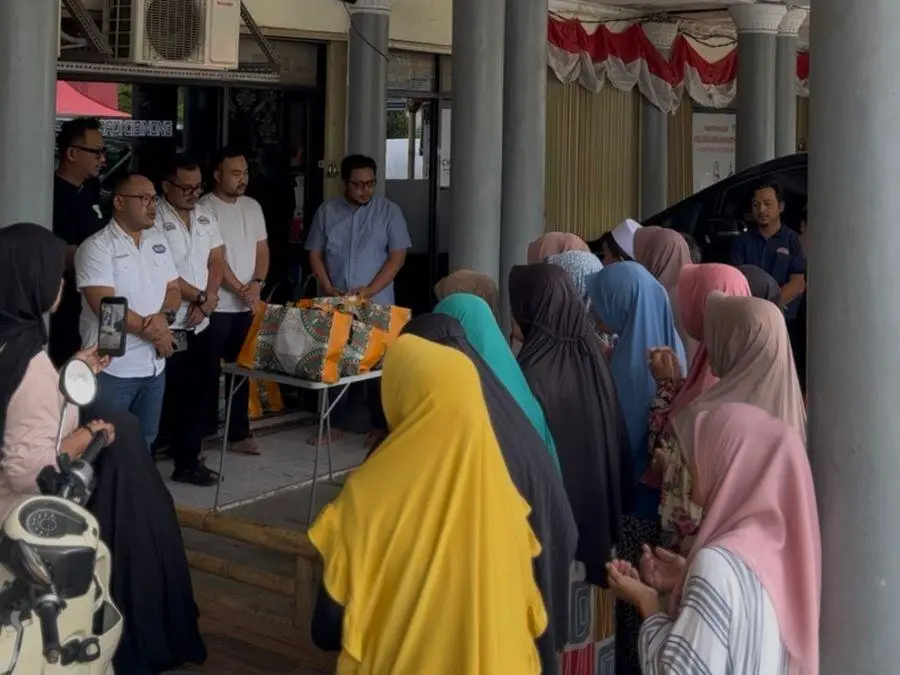 Kantor Hukum Oteu Herdiansyah Salurkan Sembako di Bulan Ramadhan 1447 ke Puluhan Warga 