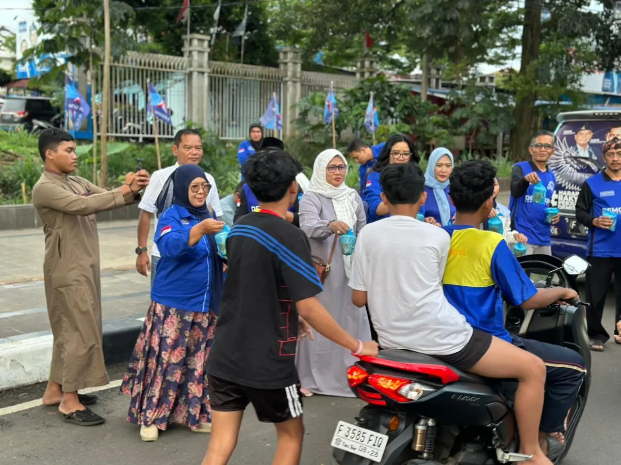 DPC Partai Demokrat Kabupaten Bogor Berbagi Ratusan Takjil di Jalan Tegar Beriman