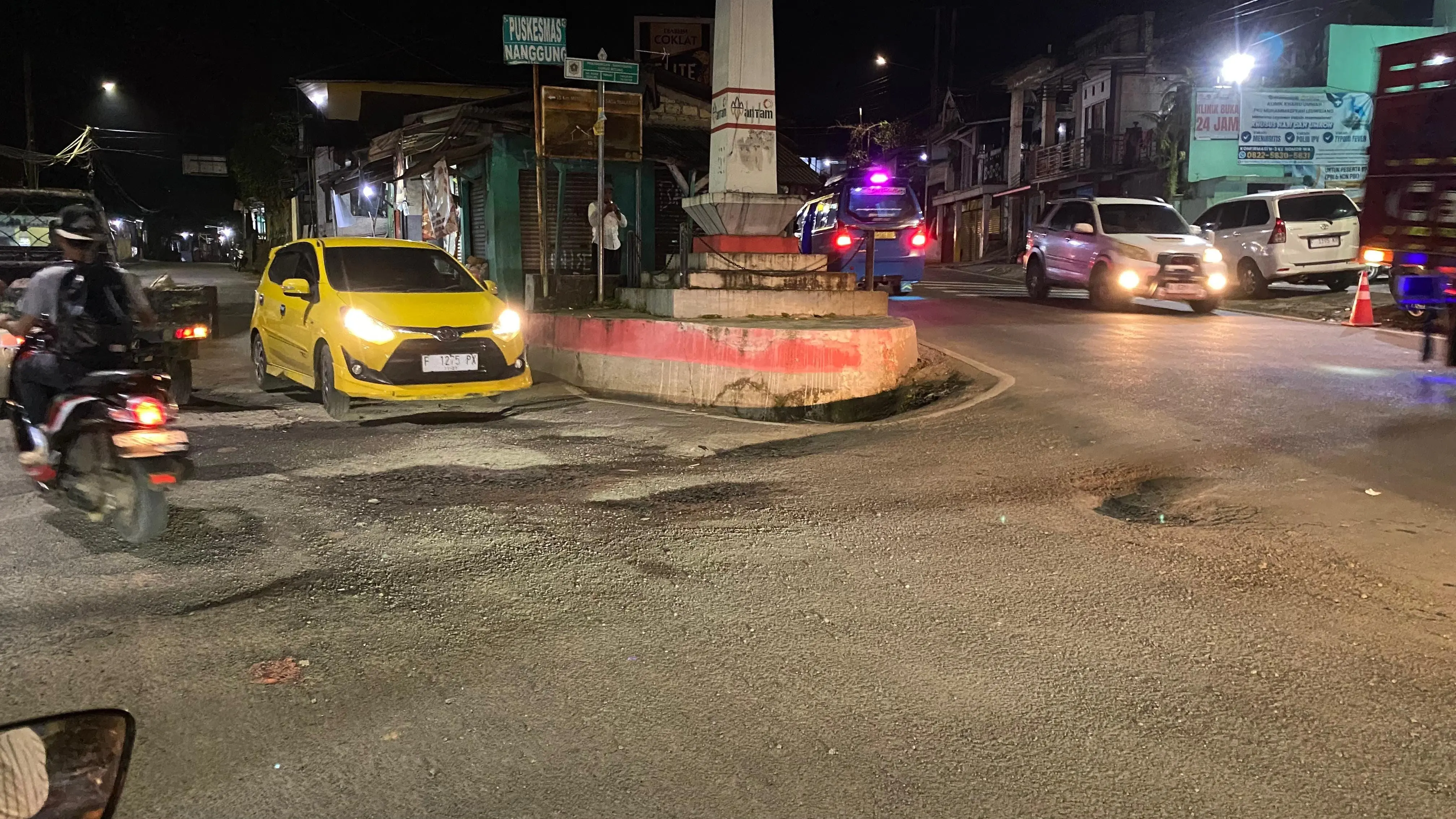 Lubang di Jalan Raya Ace Tabrani Kecamatan Nanggung Telan Korban, Pesepeda Motor Alami Patah Tulang