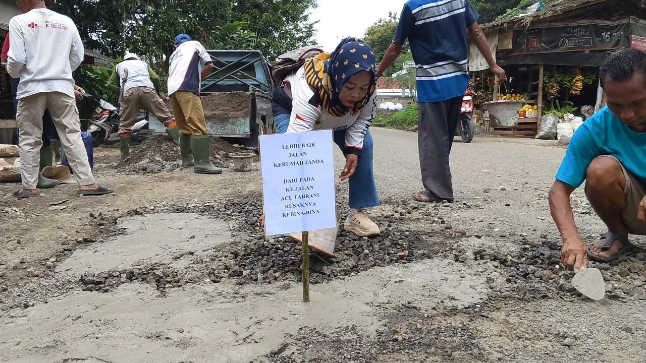 Kadis PUPR Kabupaten Bogor Sebut Belum Punya Material, Emak Emak di Nanggung Gantikan Tugas UPT Tambal Jalan Raya Ace Tabrani 