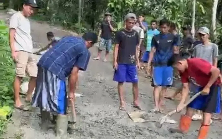 Warga Nanggung dan Cigudeg Tambal Jalan Rusak Pakai Dana Swadaya