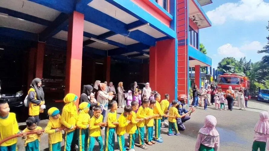 Outing Class Berkesan! TK Lebah Ceria Bawa Siswa Kenali Profesi Damkar dan Simulasi Kebakaran di Damkar Kota Bogor