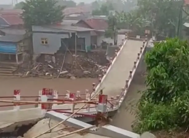 Jembatan Penghubung Dua Kampung di Rumpin Ambruk, Akses Terbatas