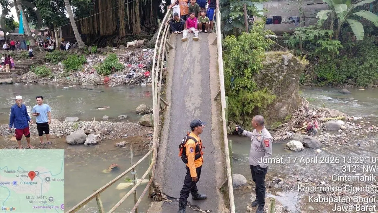 Jembatan Cintamanik Cigudeg Putus, Anak Sekolah Sebrangi Sungai