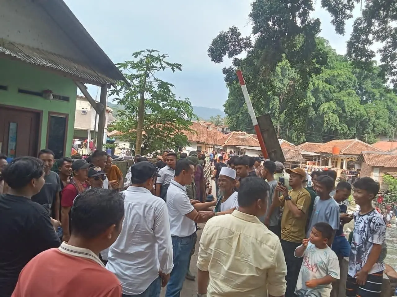 Jaro Ade Turun Langsung Tinjau Jembatan Putus di Desa Cintamanik Cigudeg