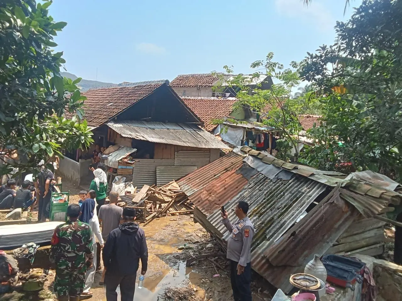 Anggota DPRD Kabupaten Bogor Siti Aisyah Temui Korban Banjir Cigudeg