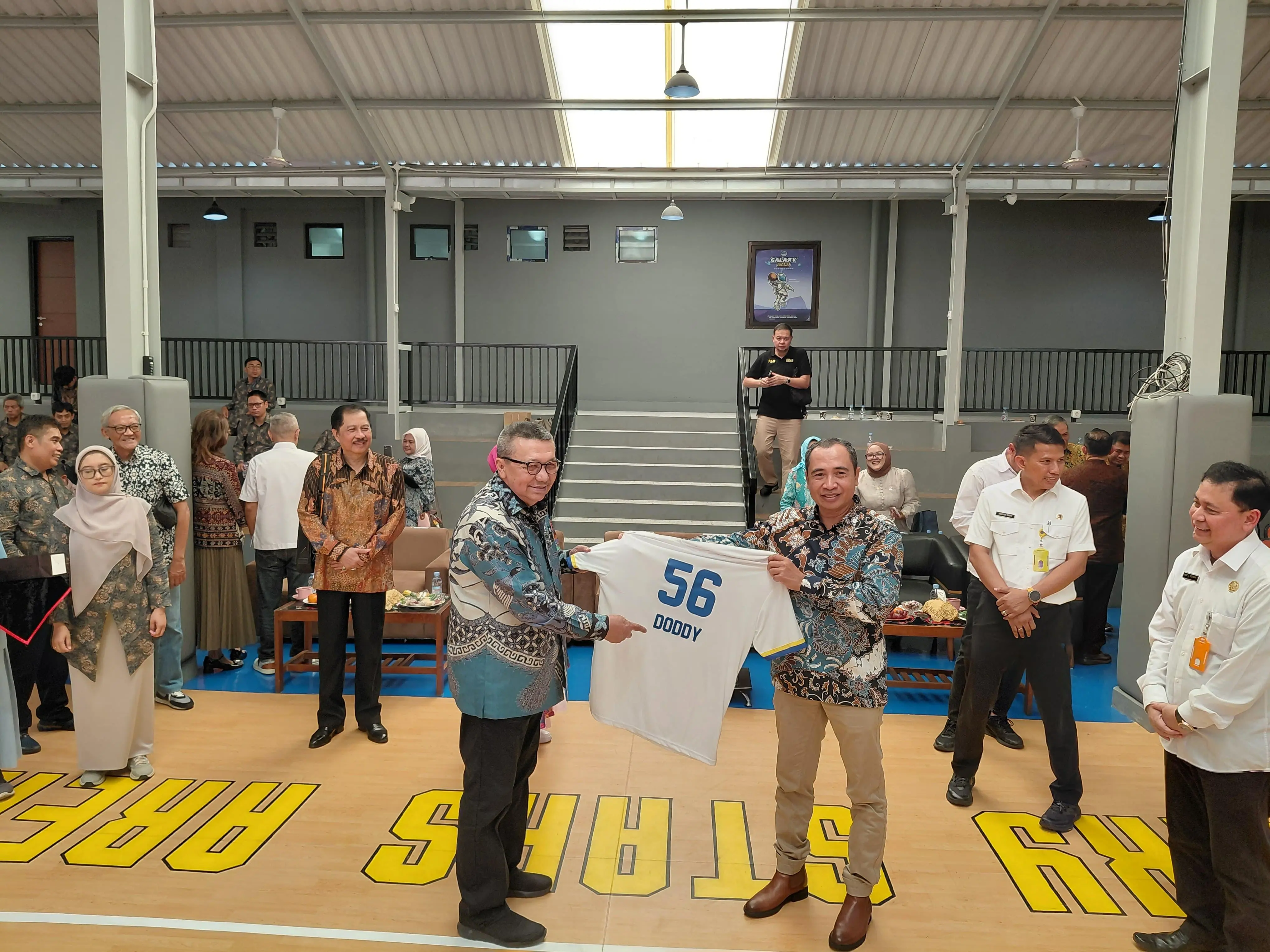 Kolaborasi Galaxy Stars Basketball dan YPKMK Gali Minat Siswa di Olahraga Basket