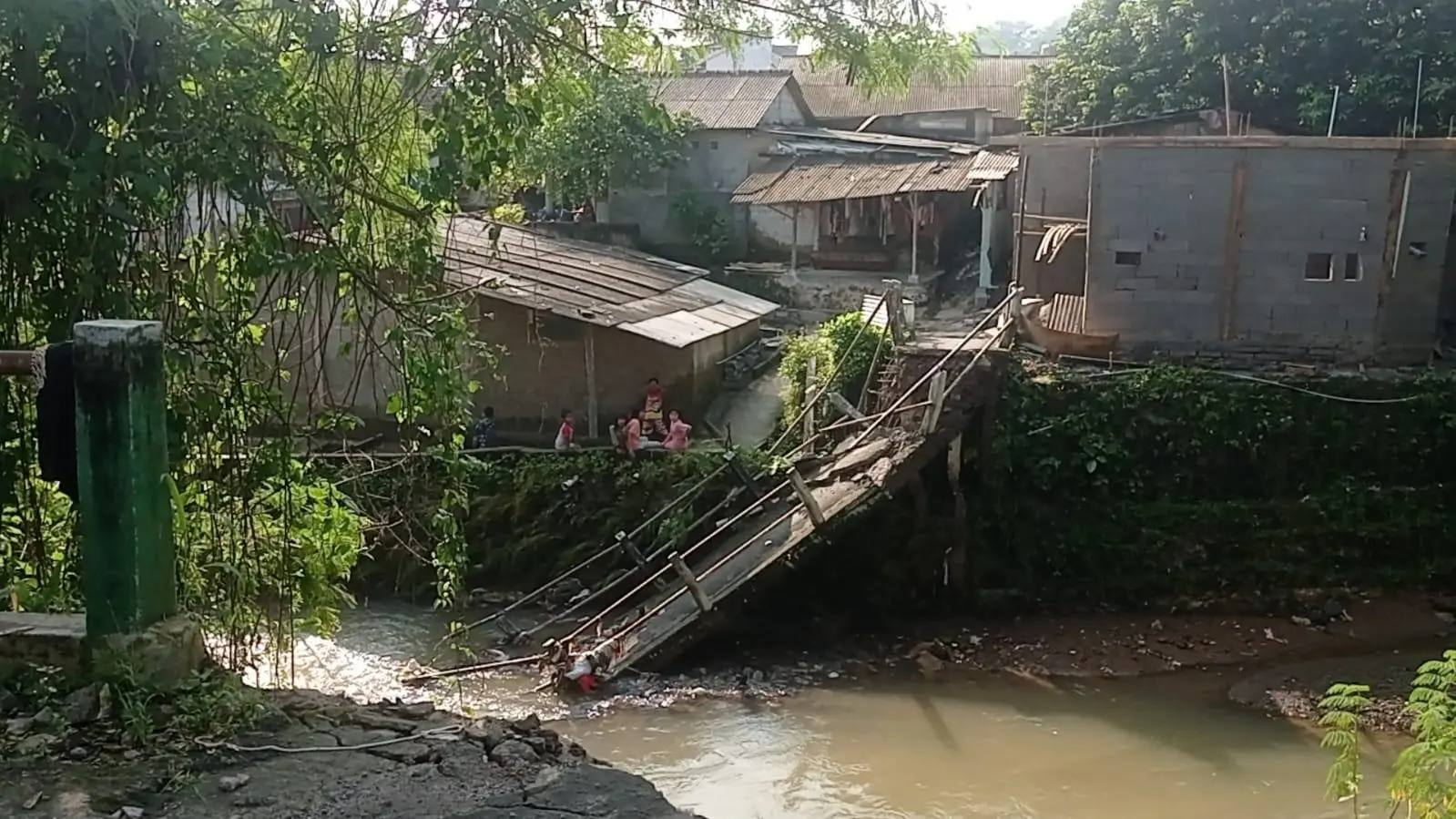 Hujan Lebat Robohkan Jembatan di Ciomas Bogor, Dua Desa Terputus