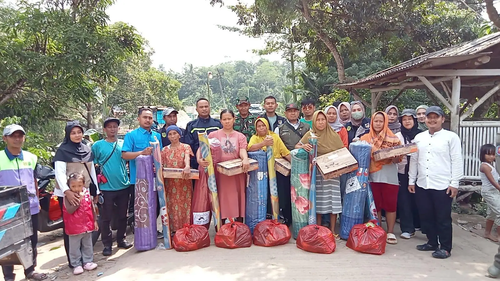 Tujuh Desa Terdampak Banjir Bogor Barat Terima Bantuan CSR Antam Pongkor