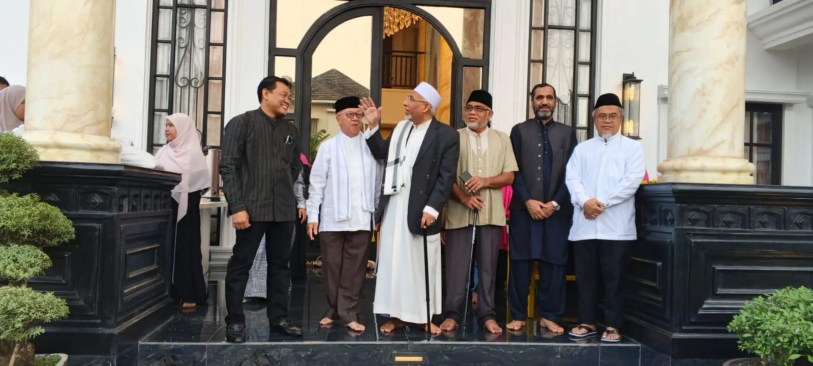 Silaturahmi dan Kepedulian Sosial: Gus Sholeh Berbagi Rezeki dalam Pengajian Akbar Bersama Habib Zein Alkaff