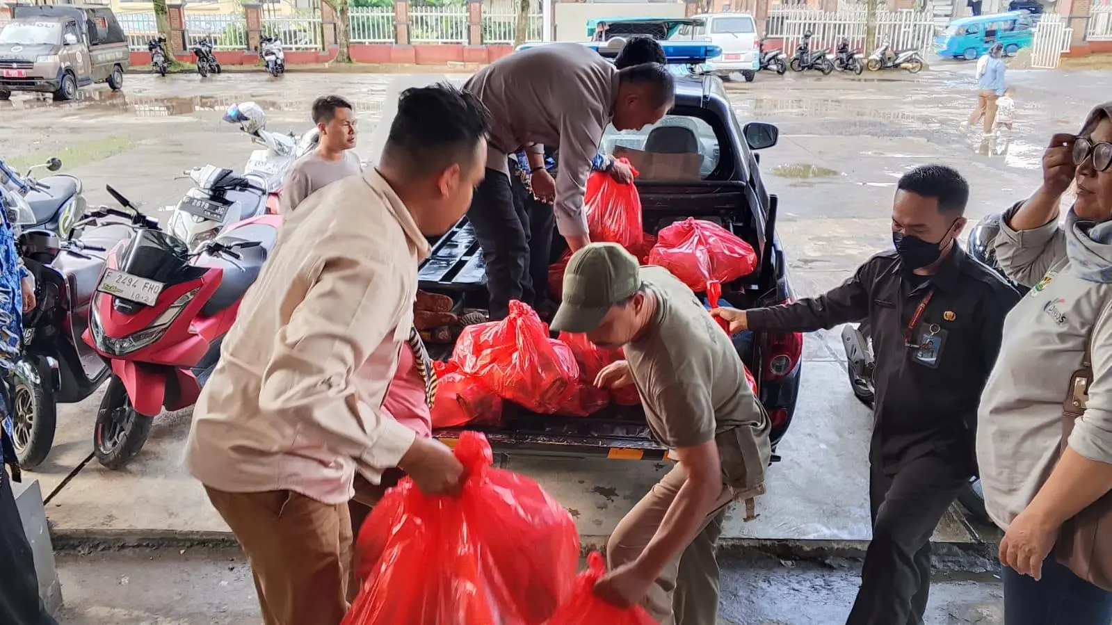Polsek Cigudeg dan Relawan Lintas Organisasi Gerak Cepat Salurkan Bantuan Bencana Bogor Barat