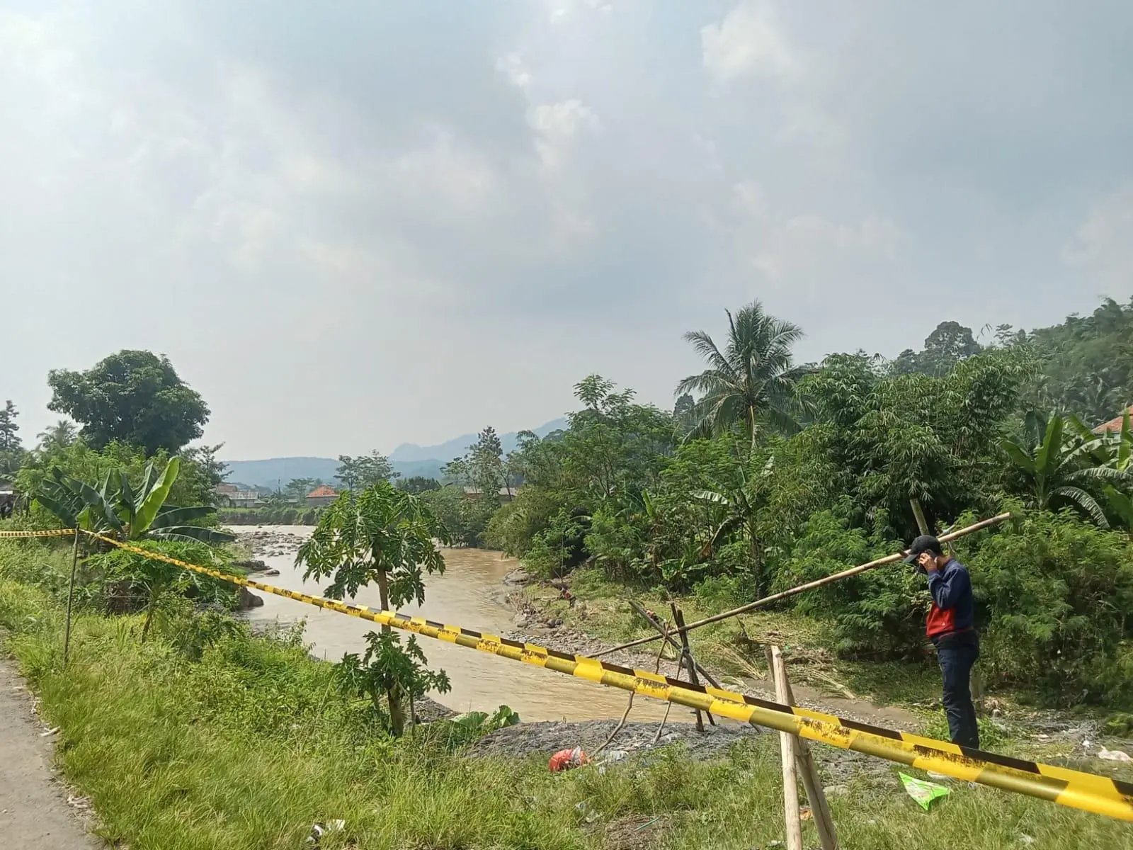 Sungai Cidurian Meluap, Bronjong Penahan Tebing Ambruk, Ancam Akses Jalan Desa
