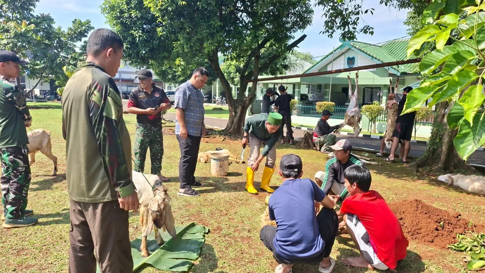 Kodim 0621 Kabupaten Bogor Salurkan Puluhan Daging Qurban ke Warga