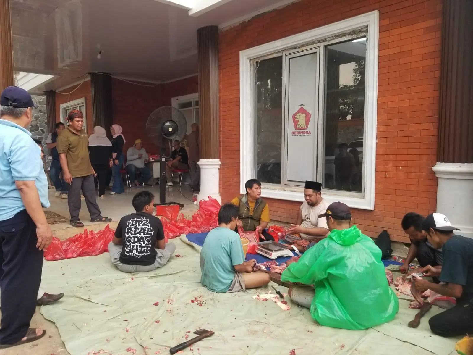 DPC Partai Gerindra Kabupaten Bogor Potong 14 Ekor Sapi, Iwan Setiawan Apresiasi Kontribusi Rudy Susmanto