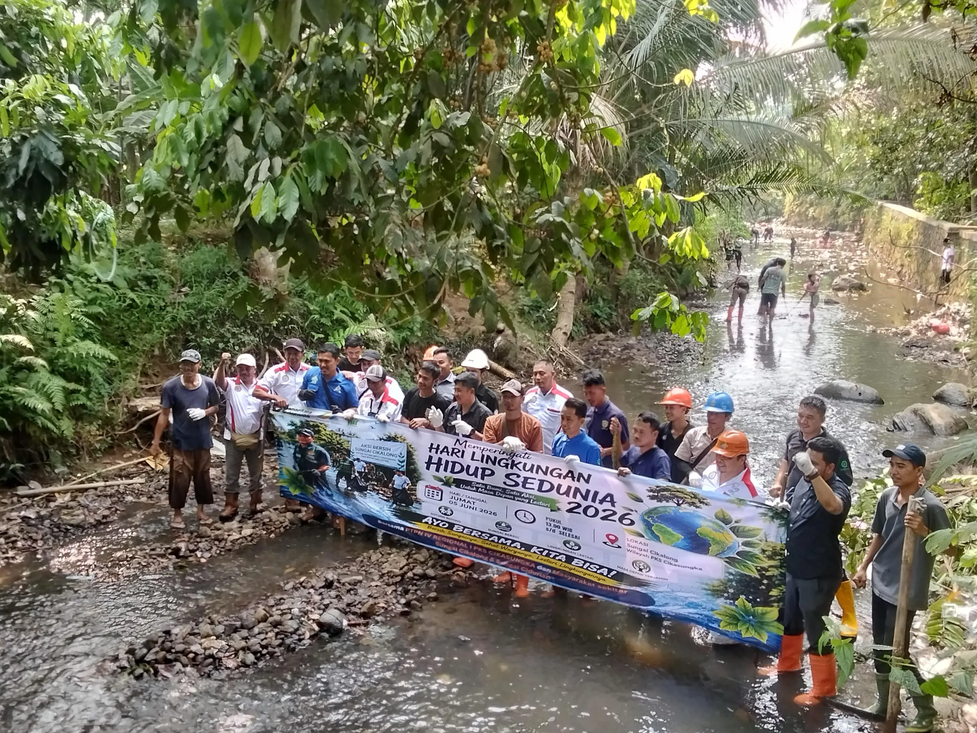 Rayakan Hari Lingkungan Hidup, PTPN IV Regional I PKS Cikasungka Korve di Sungai Cikalong